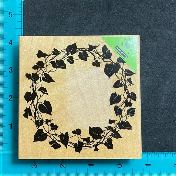 Hero Arts Wreath Wood Mounted Rubber Stamp - Picture 2 of 5
